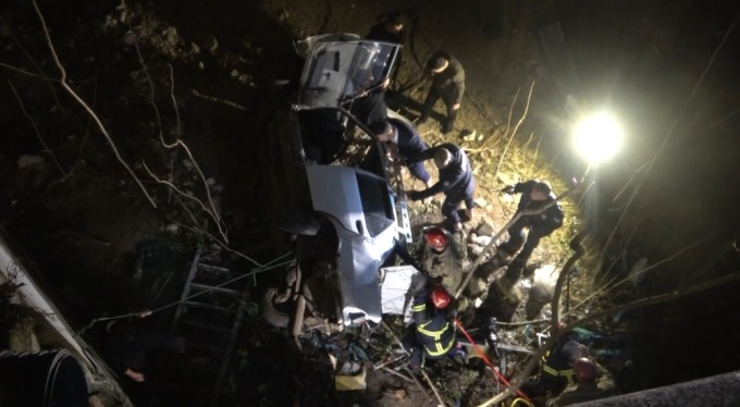 Bursa'da kontrolden çıkan otomobil dereye uçtu: 4 yaralı