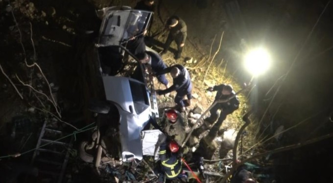 Bursa'da feci kaza! Metrelerce yükseklikten dereye uçtu...