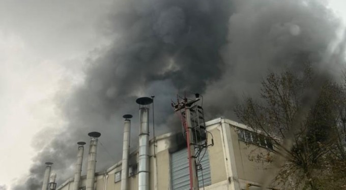 Bursa'da fabrikada büyük yangın! Gökyüzünü kara dumanlar kapladı...