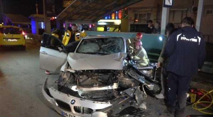 Bursa'da bariyerlere çarpan otomobilde can pazarı!