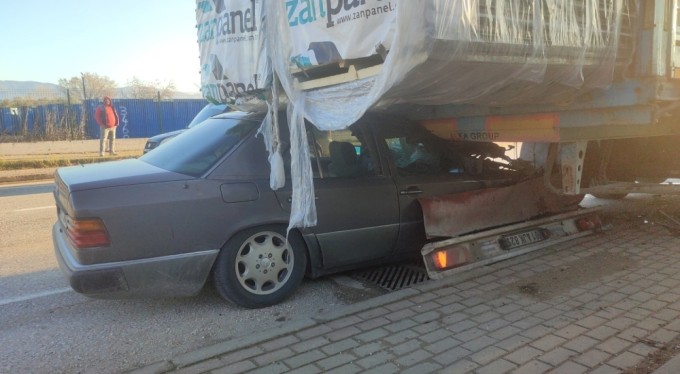 Bursa'da park halindeki tıra arkadan çarptı ölümden döndü!