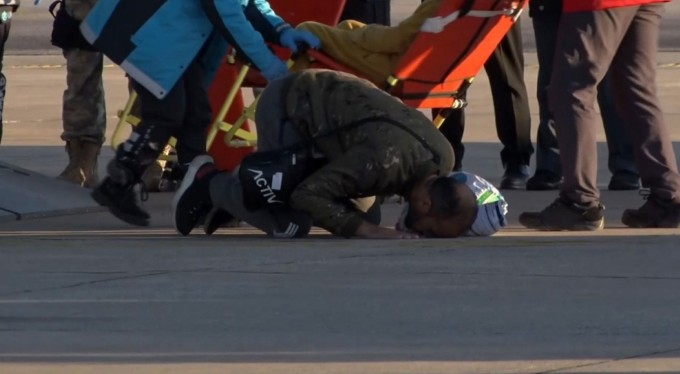 Türkiye'ye getirilen Gazzeli sevinçten secdeye kapandı