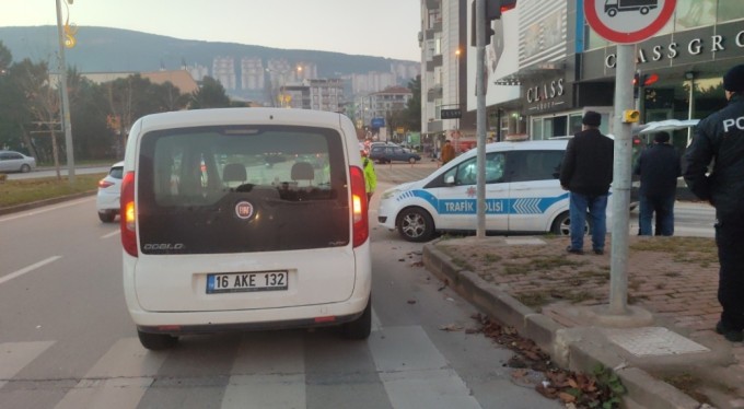 Motosiklet hafif ticari araçla çarpıştı 2 yaralı