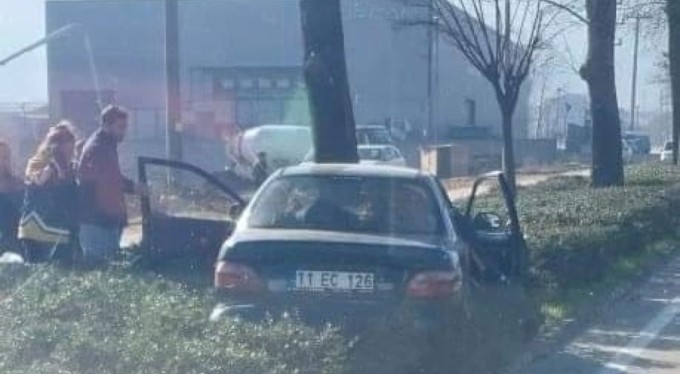 Bursa'da kontrolden çıkan otomobil ağaca çarptı!