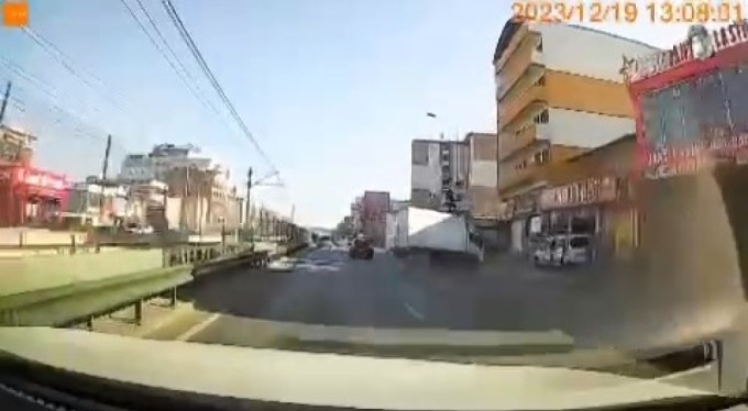 Bursa'da sinyal vermeden şerit değiştiren otomobil faciaya neden oluyordu