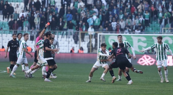 Bursaspor-Diyarbekirspor maçında ortalık karıştı! 5 kırmızı kart çıktı