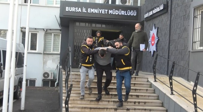 Bursa'da alacaklılarını yol ortasında kurşun yağmuruna tuttular!