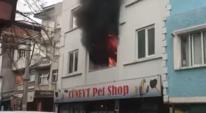 Bursa'da mutfaktaki yemek daireyi yaktı