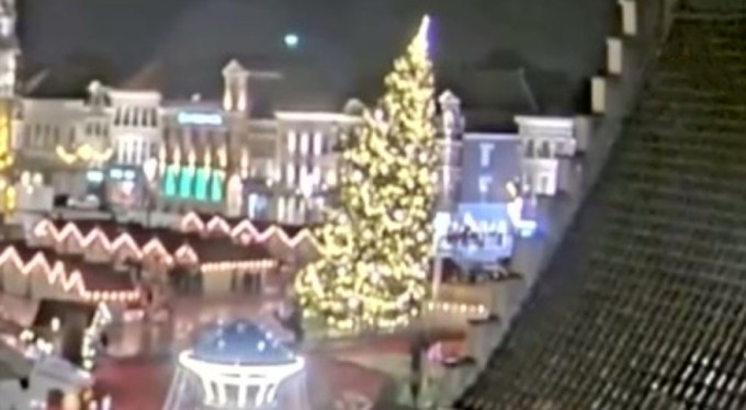 Belçika'da Noel pazarında 20 metre uzunluğundaki ağaç devrildi: 1 ölü