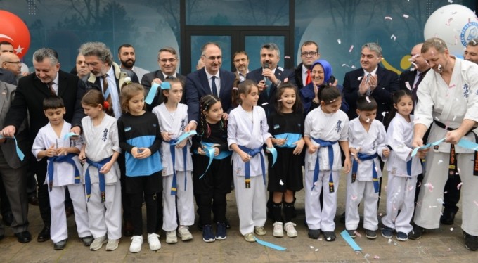 Yıldırım'da yenilenen spor kompleksi hizmete açıldı