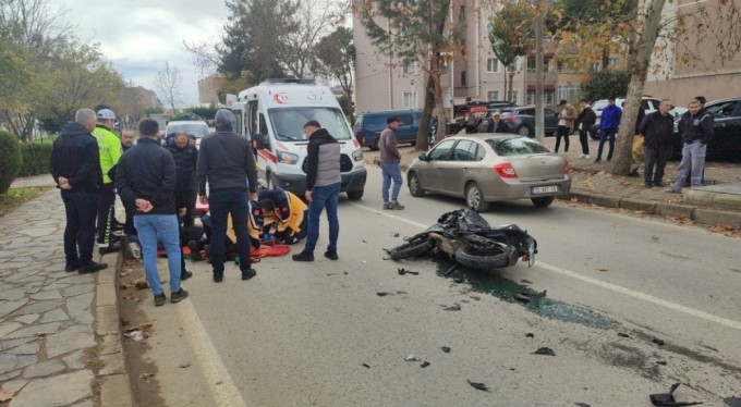Motosiklet ticari taksi ile çarpıştı: 2 yaralı