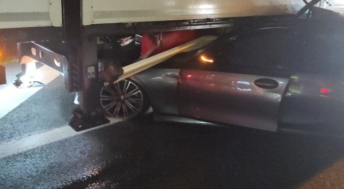 Bursa otobanda korkutan kaza! Tırın altına girdi