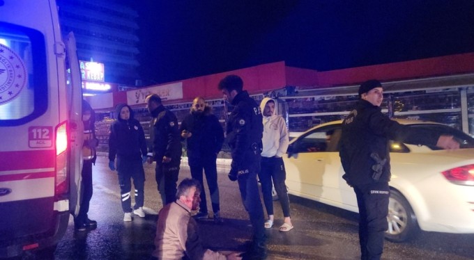 Yolun karşısına geçmeye çalışan şahsa ticari taksi çarptı!