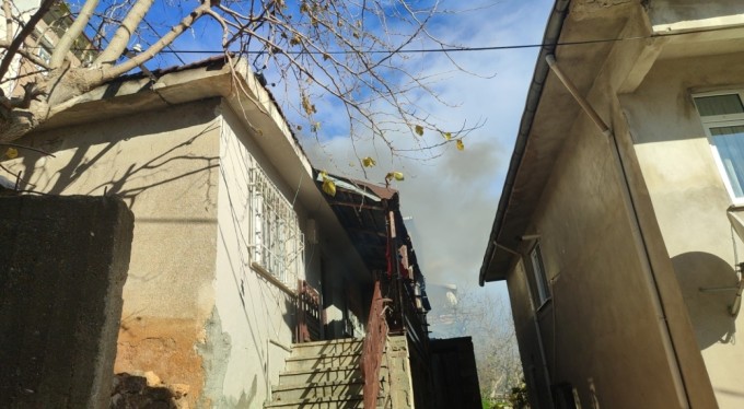 5 çocuğu ile alevler arasından çıktı