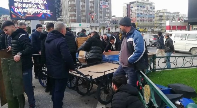Zabıta izinsiz ceviz ve kestane satan seyyar satıcılara göz açtırmadı