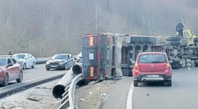 Bursa'da boru yüklü tır devrildi: 1 yaralı