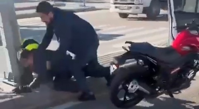 Bursa'da motosiklet sürücüsünü kaskla darp eden şahıs yakalandı!