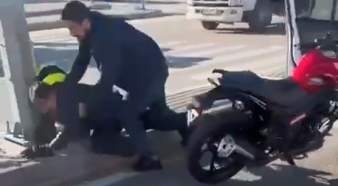 Bursa'da motosiklet sürücüsünü kaskla darp eden şahıs tutuklandı!