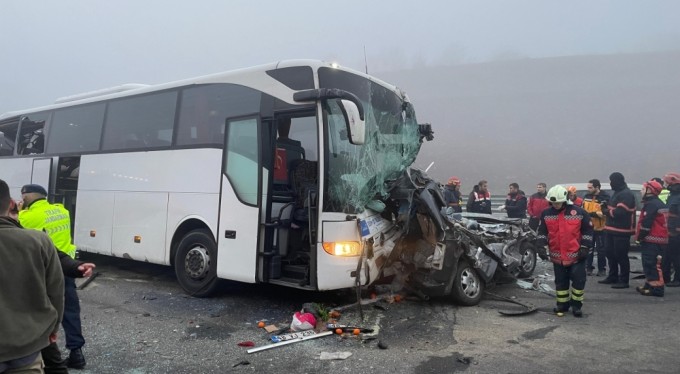 Kuzey Marmara Otoyolu'nda feci kaza! 3 otobüs birbirine girdi