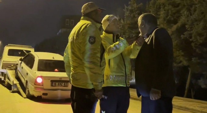 Bursa'da polisin alkollü sürücü ile imtihanı! Araçta sızdı, ekipler uyandırdı