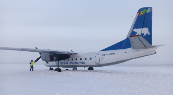 Rusya'da yolcu uçağı havaalanının yanındaki donan nehre indi