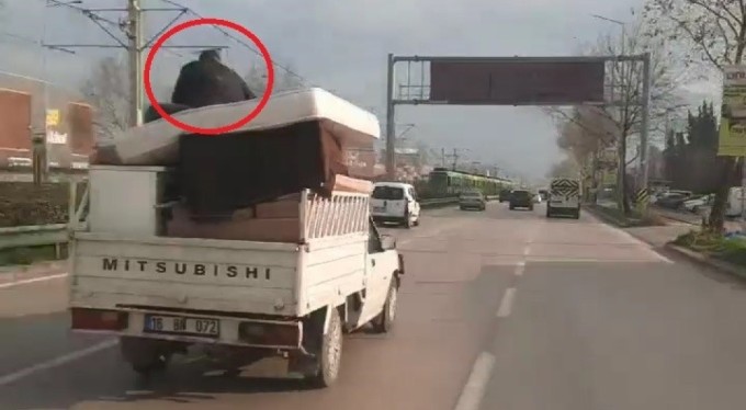 Bursa'da tehlikeli yolculuk! Yüklerin üzerinde kilometrelerce yol gitti