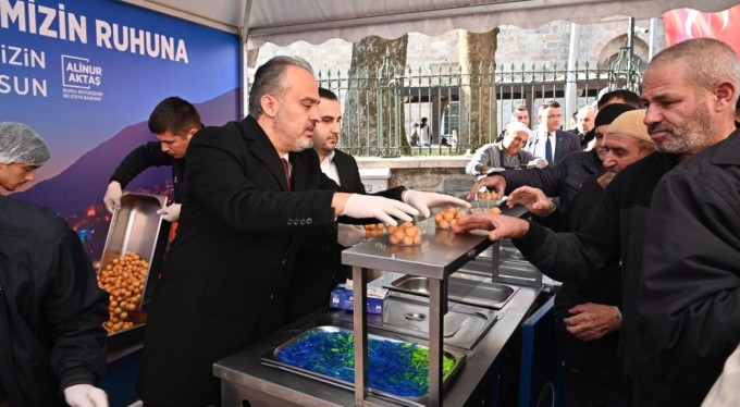 Bursa'da şehitlerin anısına lokma dağıtıldı