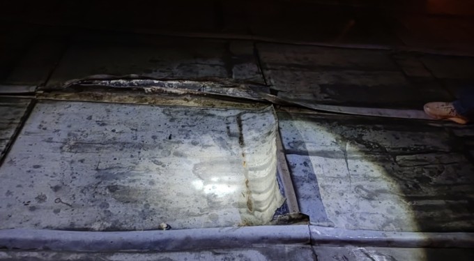 Bursa'da kurşun levhaları çalmak isterken yakalandı!