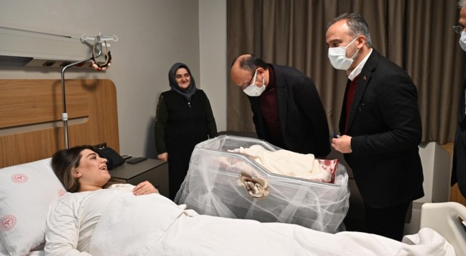 Başkan Aktaş'tan yılın son ve ilk bebeklerine ziyaret