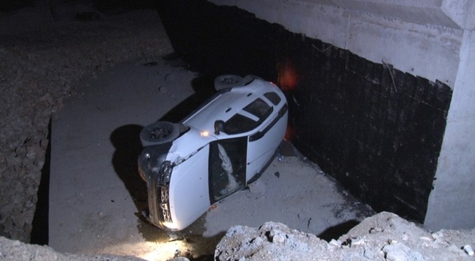 Bursa'da otomobil 4 metre yükseklikten dereye uçtu