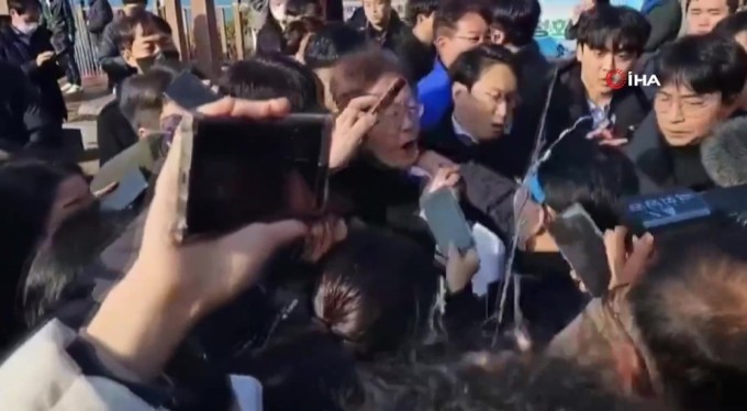 Güney Kore'de ana muhalefet liderin2 şok saldırı! Boynundan bıçaklandı