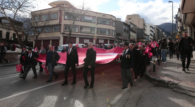 Bursa'da yüzlerce kişi şehitler için yürüdü!