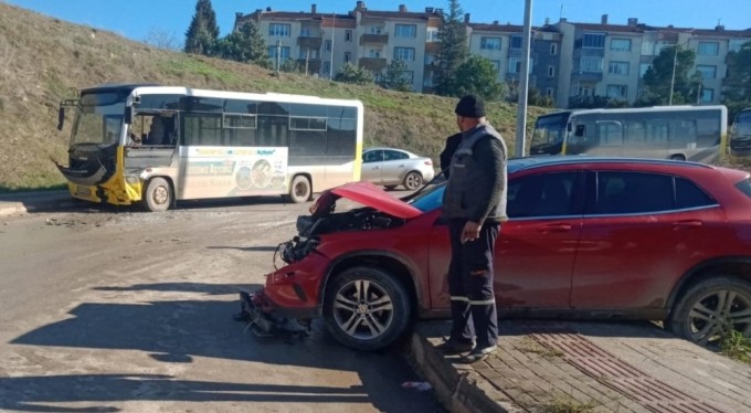Bursa'da otobüs ile otomobil kafa kafaya çarpıştı: 1 yaralı