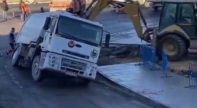 Bursa'da temizlik kamyonunun geçişi esnasında yol çöktü!