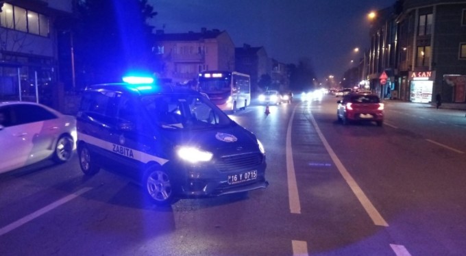 Bursa'da zabıta aracı ile motosiklet çarpıştı: 2 yaralı
