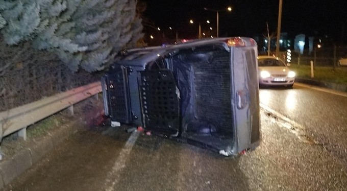 Bursa'da kamyonet tıra çarpıp karşı şeride geçti! Metrelerce sürüklendi