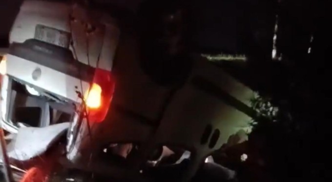 Bursa'da kontrolden çıkan hafif ticari araç takla attı, sürücü yaralandı!