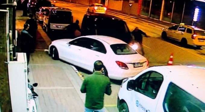Bursa'da lüks otomobile çarptı, yetmedi araç sahibinin üzerine sürüp kaçtı!