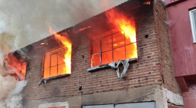 Bursa'da iki katlı müstakil ev alev alev yandı!