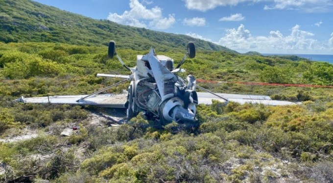Avustralya'da küçük uçak iniş yaparken takla attı: 10 kişi yaralandı