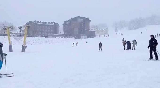Uludağ'da beklenen kar yağışı başladı!