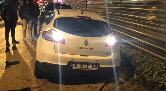 Bursa'da yağış sonrası yol çöktü : 4 araç hasar gördü