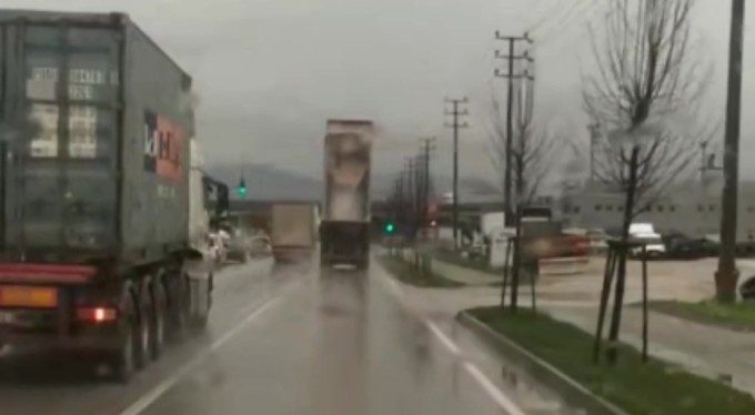 Bursa'da kamyon damperi açık şekilde seyretti, direği devirince durdu