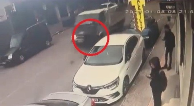 Bursa'da yolun karşısına geçmeye çalışan yayaya kamyonet çarptı!