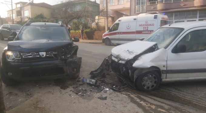 Bursa'da otomobiller kafa kafaya çarpıştı: 2 yaralı