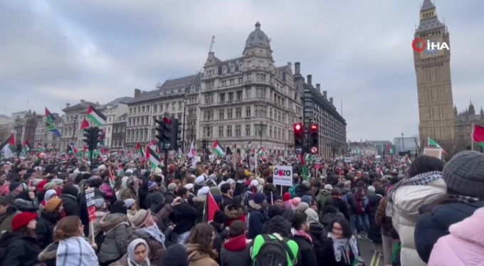 İngiltere'de binlerce kişi Gazze'de ateşkes için yürüdü