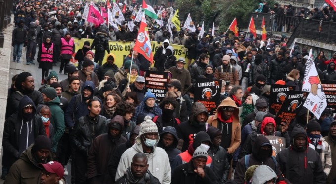 Fransa'da 43 kentte göç yasası protesto edildi