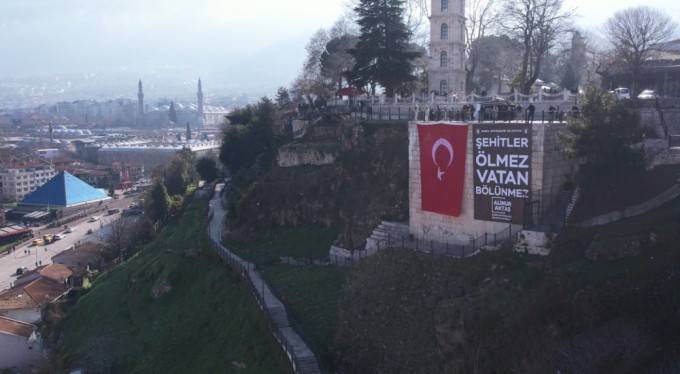 Bursa'da başını kaldıran o yazıyı okudu! "Şehitler ölmez vatan bölünmez"