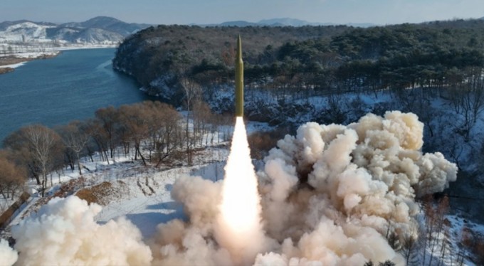 Kuzey Kore: 'Hipersonik savaş başlığı taşıyan orta menzilli füze test edildi'