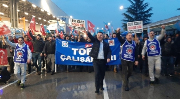 Tofaş işçisi yağmur çamur demeden nöbete devam ediyor!